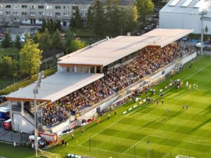 Wypelniona trybuna Stadionu Miejskiego w Skierniewicach podczas meczu Unii, widok z gory
