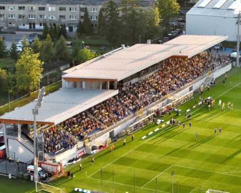 Wypelniona trybuna Stadionu Miejskiego w Skierniewicach podczas meczu Unii, widok z gory